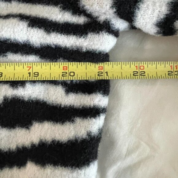 TRISTAN  Black and white Zebra print pullover V-neck SIZE LARGE.  Fuzzy - Picture 6 of 7